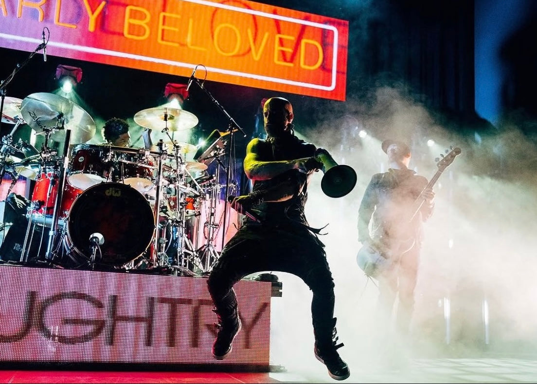 White Megaphone - Chris on stage (hrv_images)