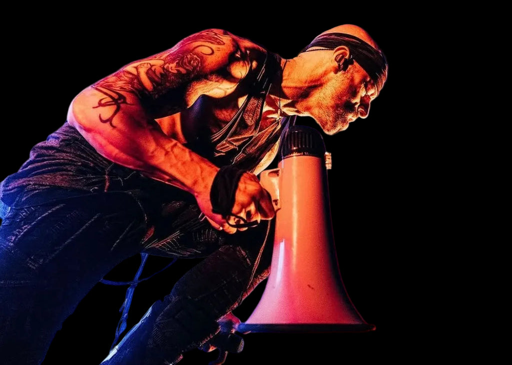 White Megaphone - Chris on stage (hrv_images)